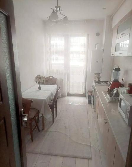 Apartament cu 2 camere, decomandat - zona Tractorul - 3