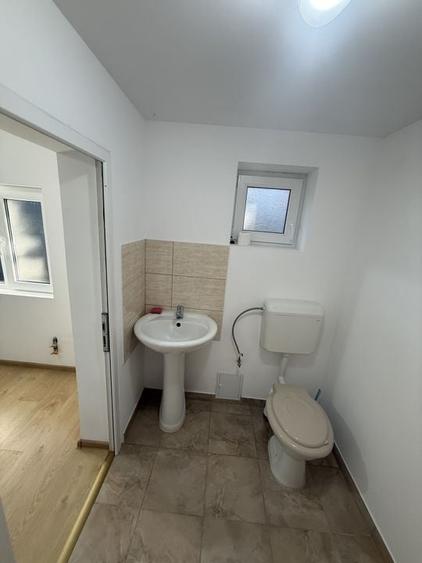 2 corpuri de Casă renovate + teren 125 mp Campina - 19