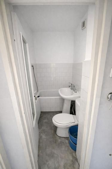 Vand apartament 3 camere+beci.Zona Unic ,str.Aleea Ciresilor - 1