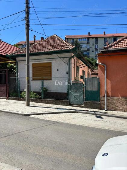 Vand Casa Resita ?i teren zona Carasova!
