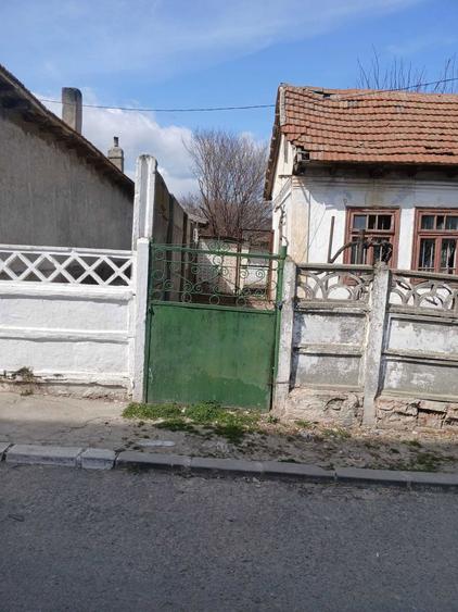 Teren intravilan cu casa demolabila. - 1