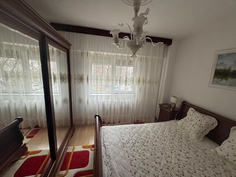 Apartament cu 4 camere decomandat, mobilat în Dacia