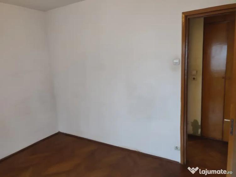 Apartament cu 4 camere semidecomandat în Moșilor