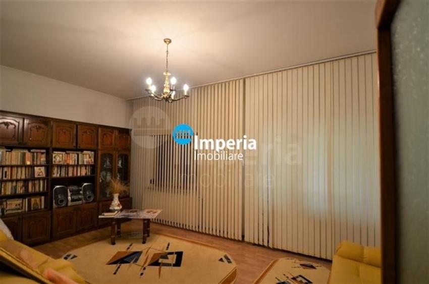 Casă individuală cu 11 camere cu Canalizare în Tomești
