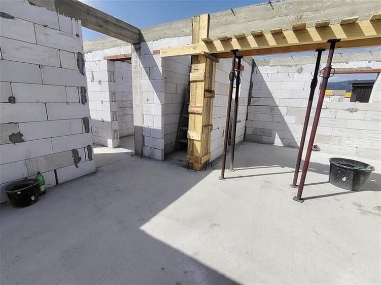 Casă individuală cu 4 camere cu Canalizare în Lăzarea