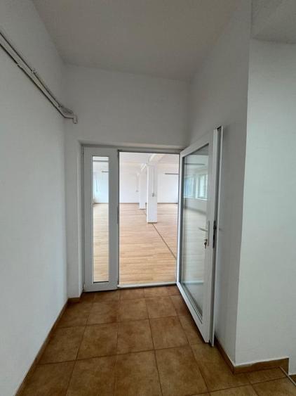 Spațiu comercial, de 900 mp, în Tractorul