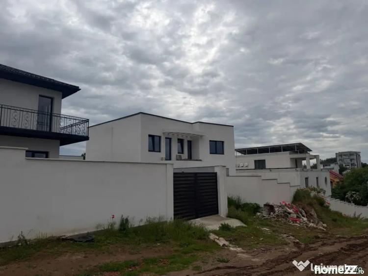 Casă cu 4 camere cu Teren 300 Mp în Central
