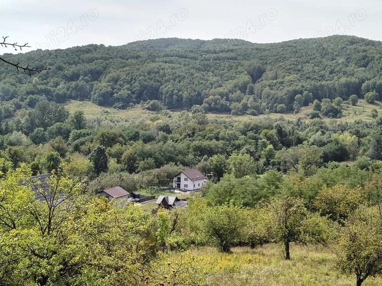 Teren de 2050 mp, în Livadea