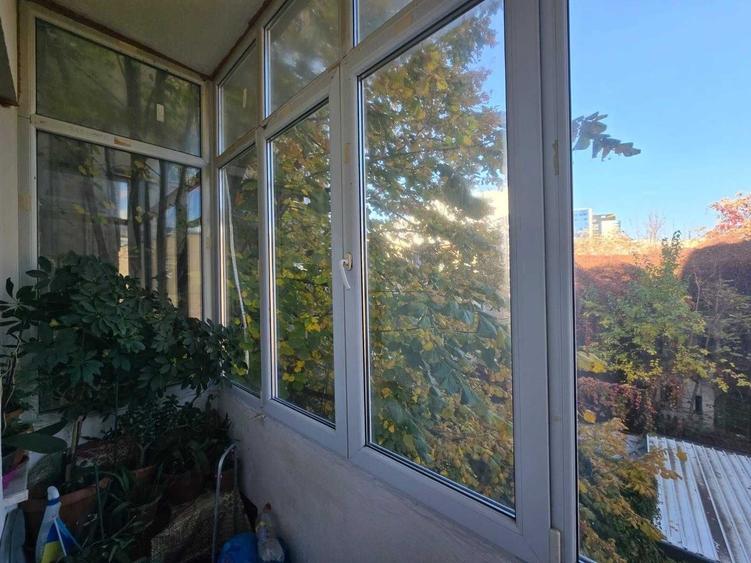Apartament cu 4 camere semidecomandat în Victoriei