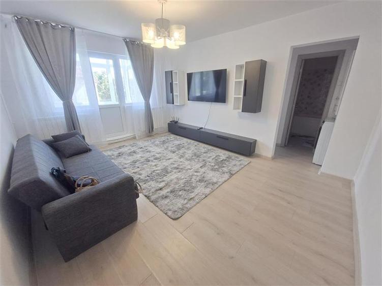 Apartament cu 2 camere semidecomandat în 9 Mai