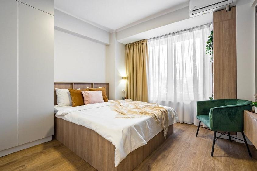 Apartament cu 3 camere semidecomandat, mobilat în P-ța Romană