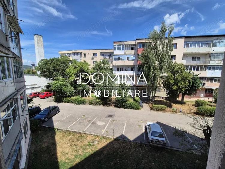 Vanzare apartament 3 camere *etaj 2 - decomandat* - Strada Zambilelor - 2