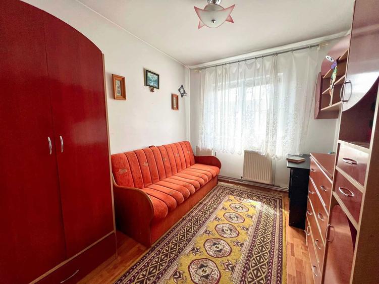 Apartament de vanzare, 3 camere, Semidecomandat, Mobilat & Utilat - 1