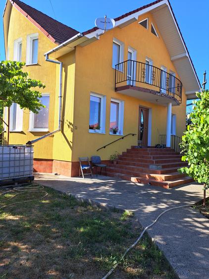 Casa-Vila ultrafinisata in regim D+P+E cu toate utilitatile cu 900 mp,teren - 33