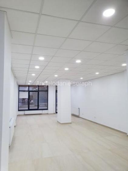Spatiu comercial parter de inchiriat - 73 mp - 600 €/lună - Showroom Bloc DC5, Ramnicu Valcea Spatiu comercial parter de inchiriat - 73 mp - 600 €/lună - Showroom Bloc DC5, Ramnicu Valcea