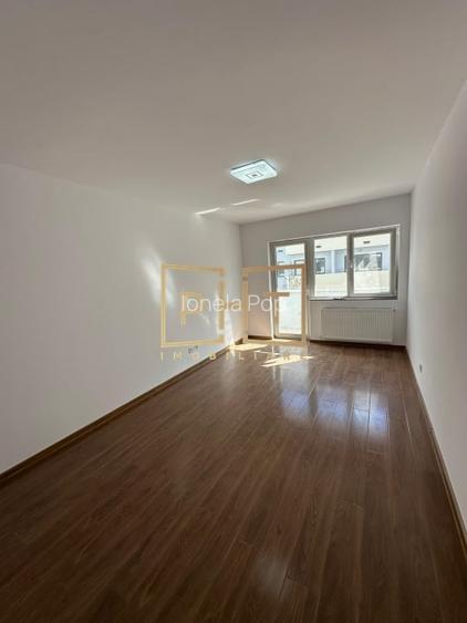 Apartament de vanzare cu 3 camere, 55,6 mp, balcon, zona Terra!