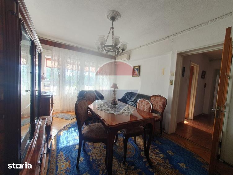 Apartament cu 4 camere decomandat în Sud