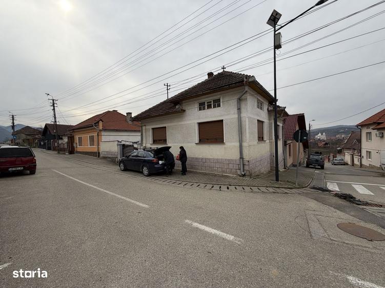 Casa la strada principala cu 5 camere, teren 496 mp, Cindeni - 1