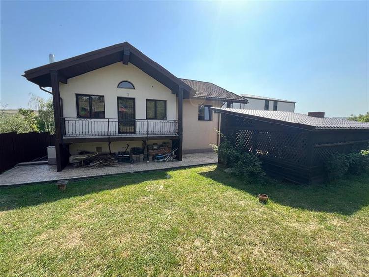 Casă cu 7 camere cu Teren 750 Mp în Vișan