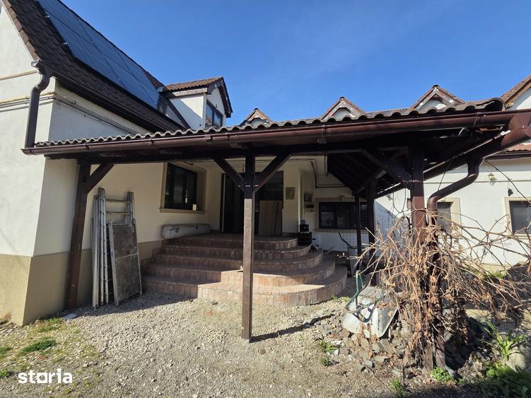 Casă cu 9 camere cu Teren 300 Mp în Cristian