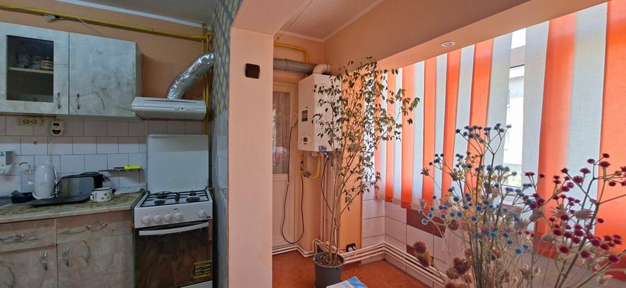 Apartament cu 3 camere decomandat în