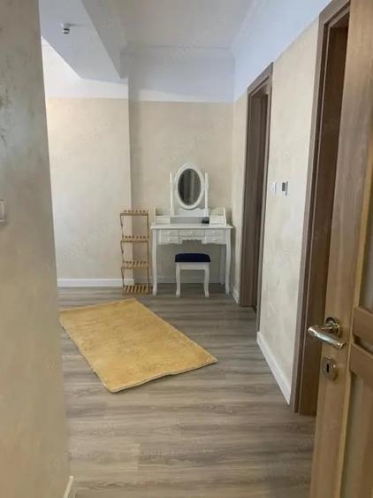 Apartament cu 3 camere decomandat, mobilat în Calea București