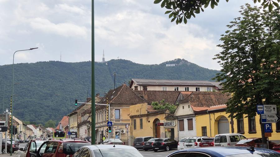 Apartament cu 3 camere decomandat, mobilat în Brașovul Vechi