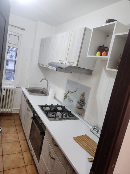 Apartament cu 3 camere semidecomandat, mobilat în Brâncoveanu