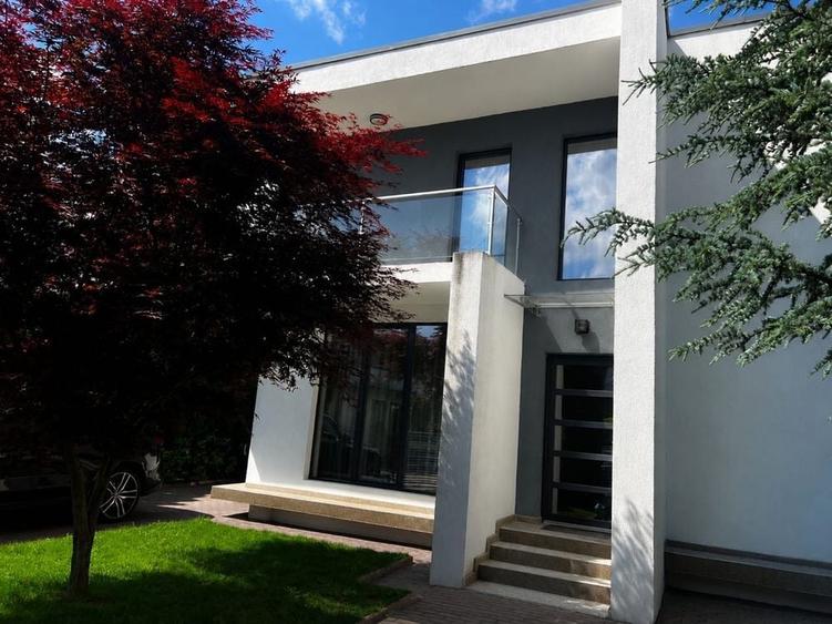Casă cu 4 camere în Ștefănești