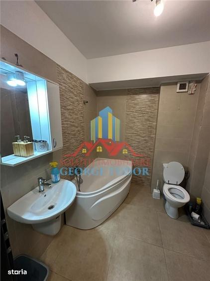 Apartament cu 3 camere decomandat în Roșu