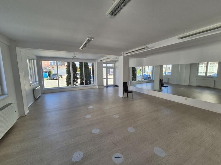 Spatiu comercial 109,54 mp + teren 222 mp + 2 locuri de parcare - Varteju - 2