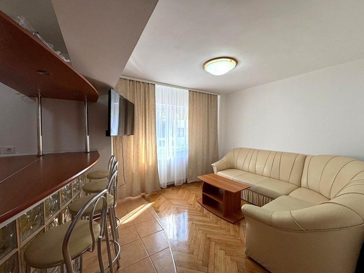 Apartament cu 3 camere decomandat, mobilat în Vasile Aaron