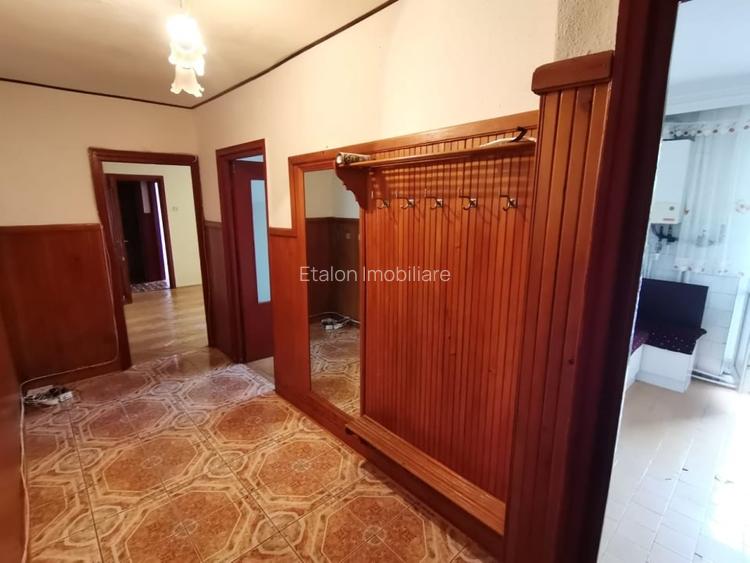 Apartament 3 camere semidecomandat, zona centrala, Piatra Neamt Apartament 3 camere semidecomandat, zona centrala, Piatra Neamt