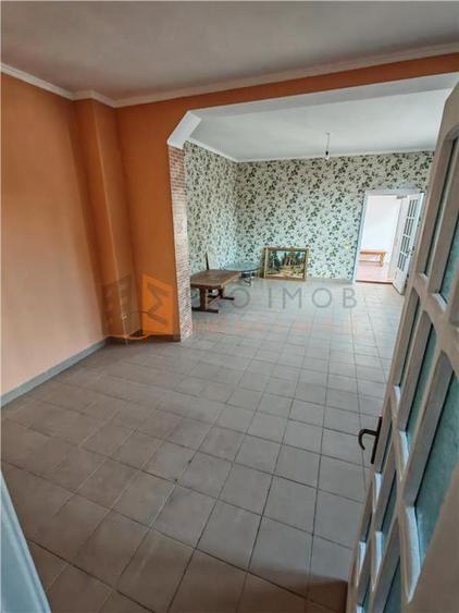 Spatiu comercial si curte privata zona 23 August - 2