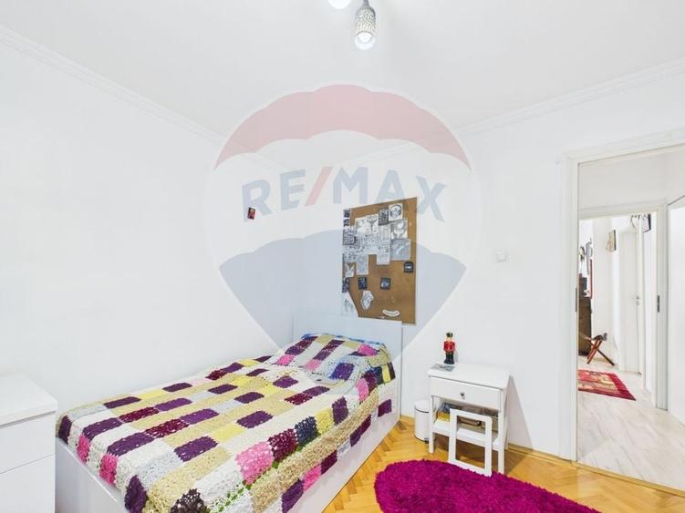 Apartament cu 4 camere de vanzare, Centrala proprie, 13 Septembrie - 21
