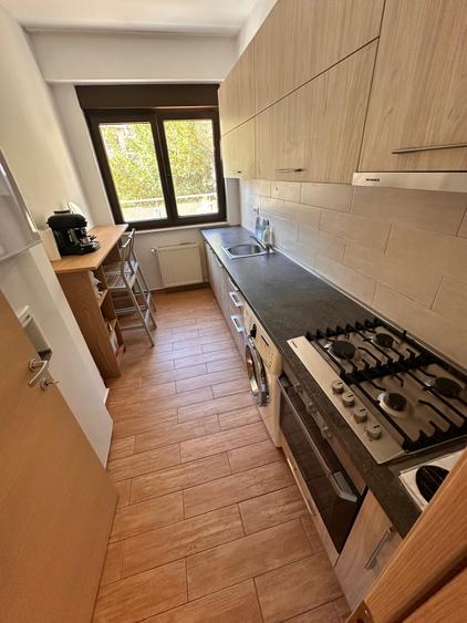 Apartament cu 3 camere semidecomandat în Herăstrău