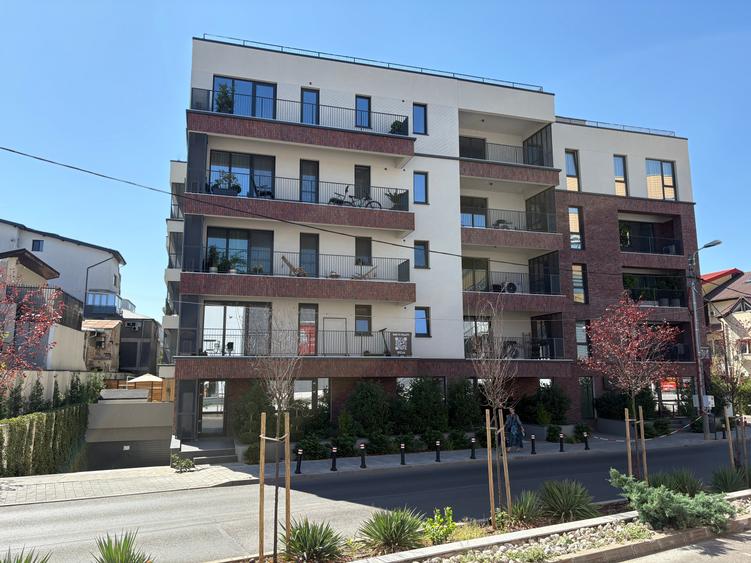 Apartament cu 3 camere semidecomandat în Barbu Văcărescu