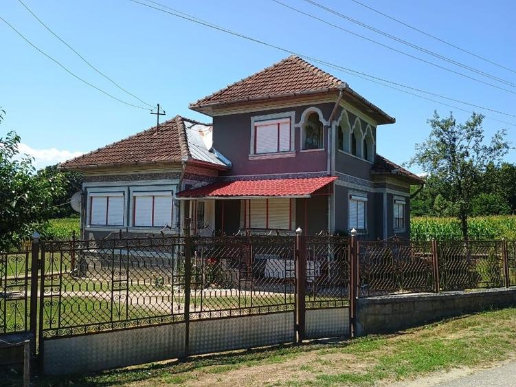 Vand casa cu etaj, dependinte si anexe gospodaresti - 1