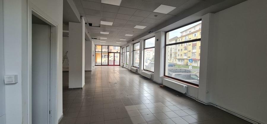 Inchiriez spatiu comercial situat in Strand, in zona de blocuri, suprafata 188m - 1