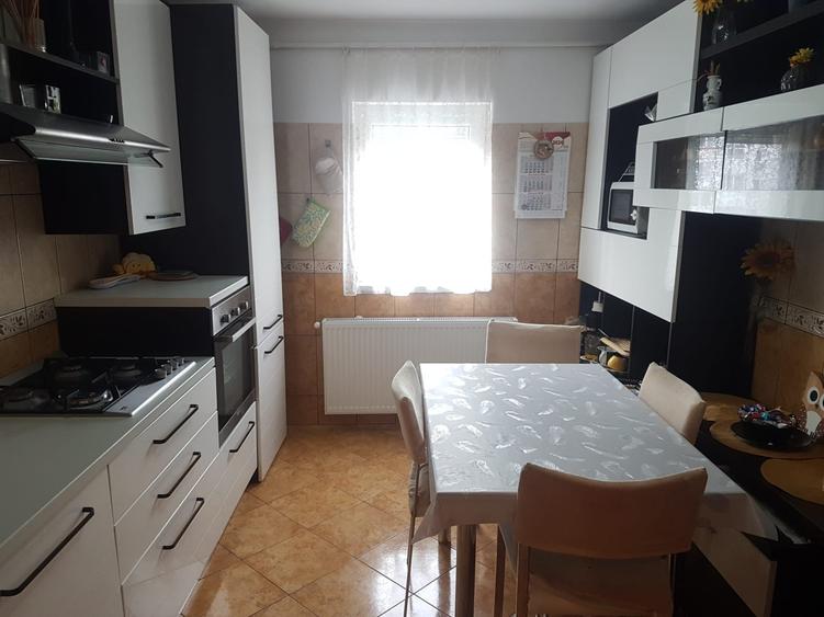 Apartament doua camere, semidecomandat, etaj trei, bucatarie mare, Bistrita Lac - 1