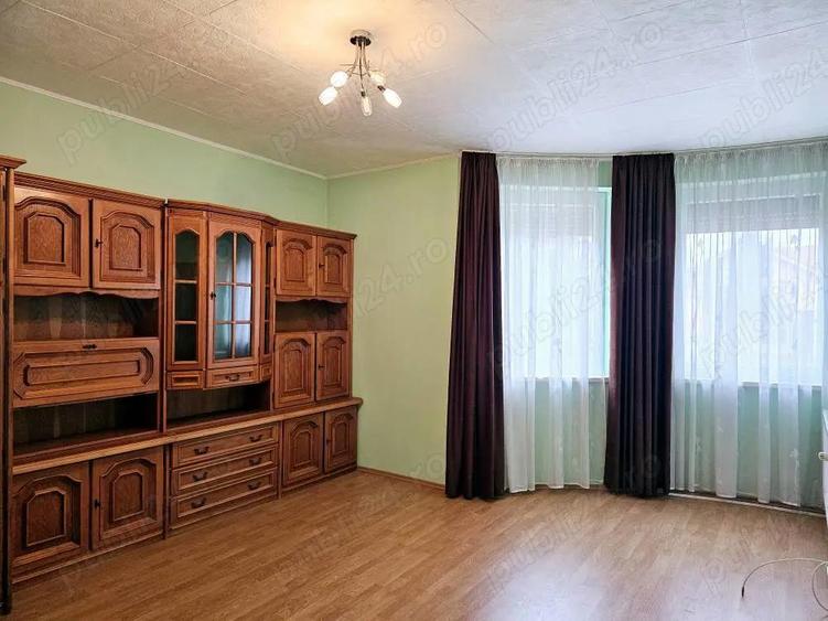 De vanzare casa cu 5 camere in Episcopia ?i teren generos - 1