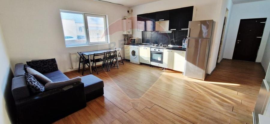 Apartament cu 3 camere, curte și loc de parcare zona Alfa - 1