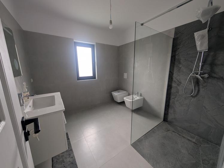 Casă individuală cu 4 camere cu Teren 350 Mp în Nord