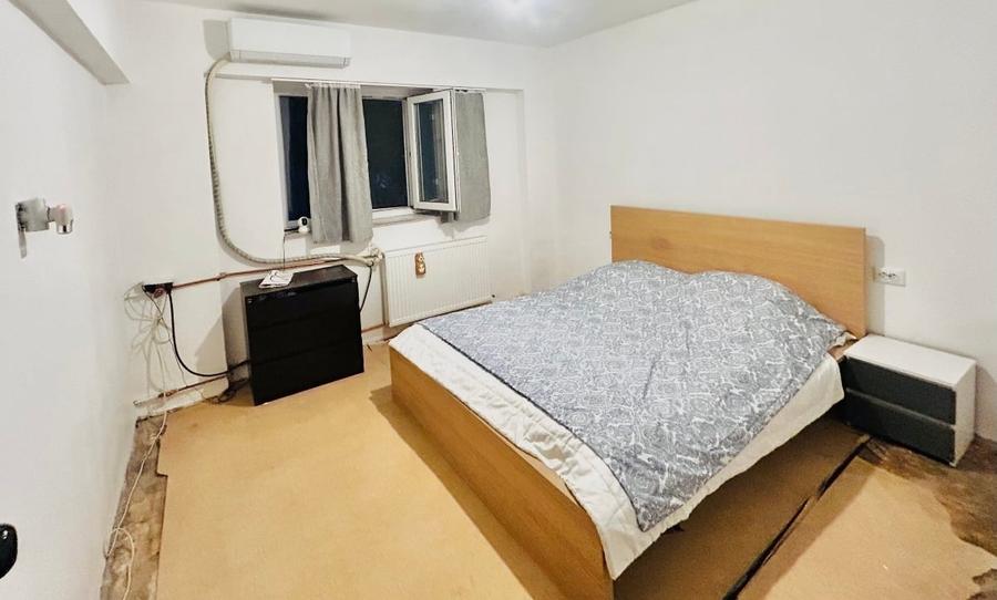 Apartament cu 3 camere semidecomandat în Colentina