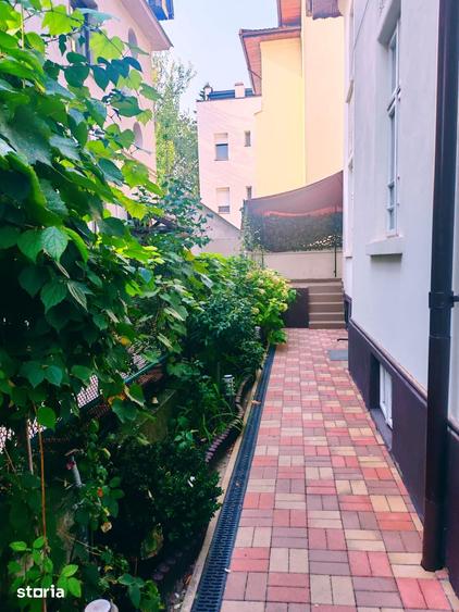 Casă cu 10 camere cu Teren 150 Mp în Cotroceni