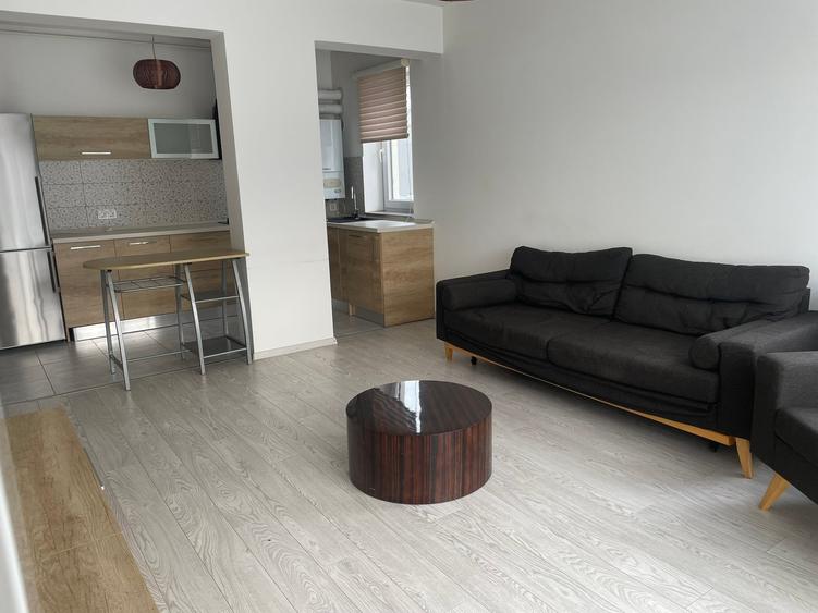 Apartament cu 2 camere semidecomandat în 13 Decembrie