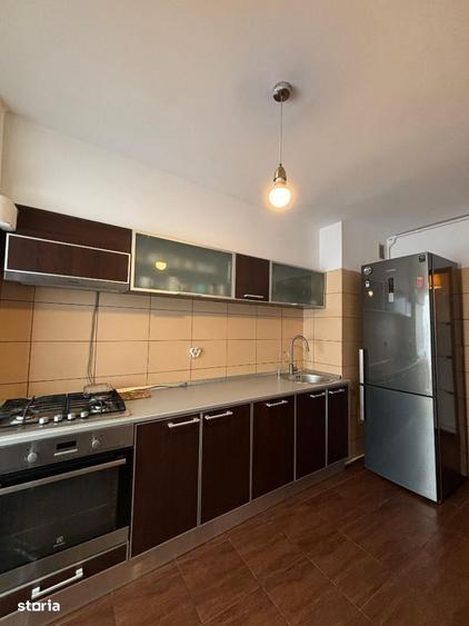 Apartament cu 4 camere decomandat în Rovine