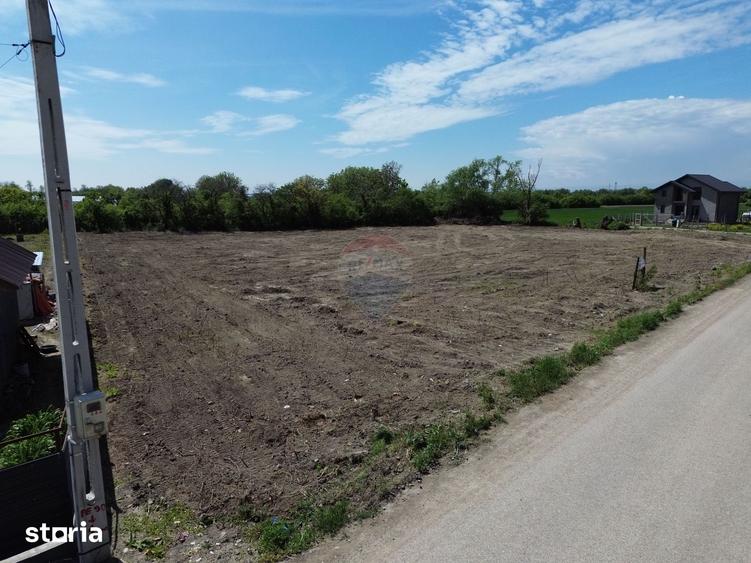 Teren de 1660 mp, în Vânători
