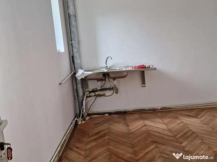 Spa?iu comercial de 1,000mp de vanzare in zona P-ta Un... - 9