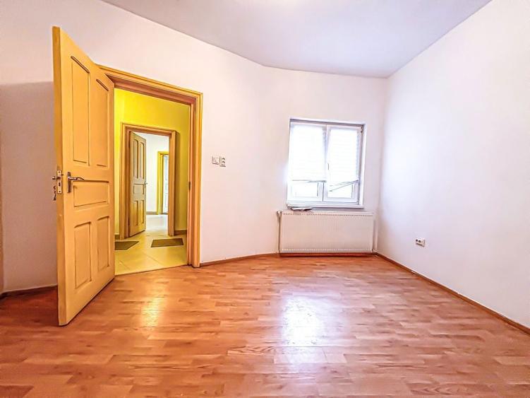 Direct proprietar inchiriez sau vand casa la curte 4 camere + curte - 2